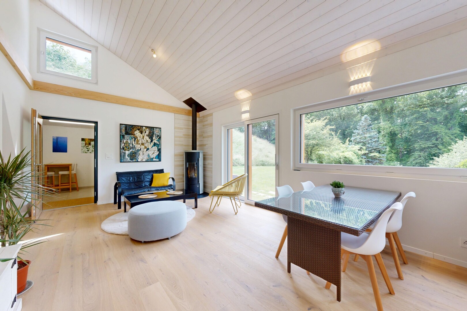 salon / salle à manger avec inside property, natural light, lumière naturelle, wood finish floor, et sol en finition bois