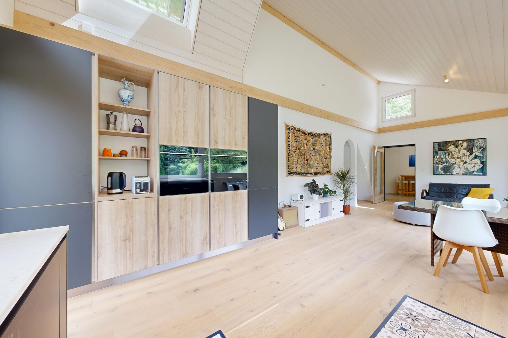 salon / salle à manger avec inside property, light floor, passages en arc, high ceiling, et plafond haut