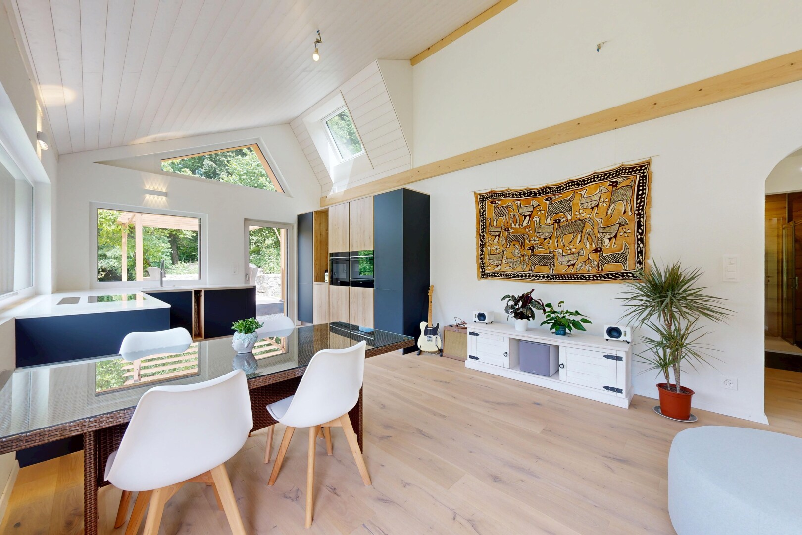salon / salle à manger avec wood finish floor, sol en finition bois, drywall, cloison sèche, et inside property