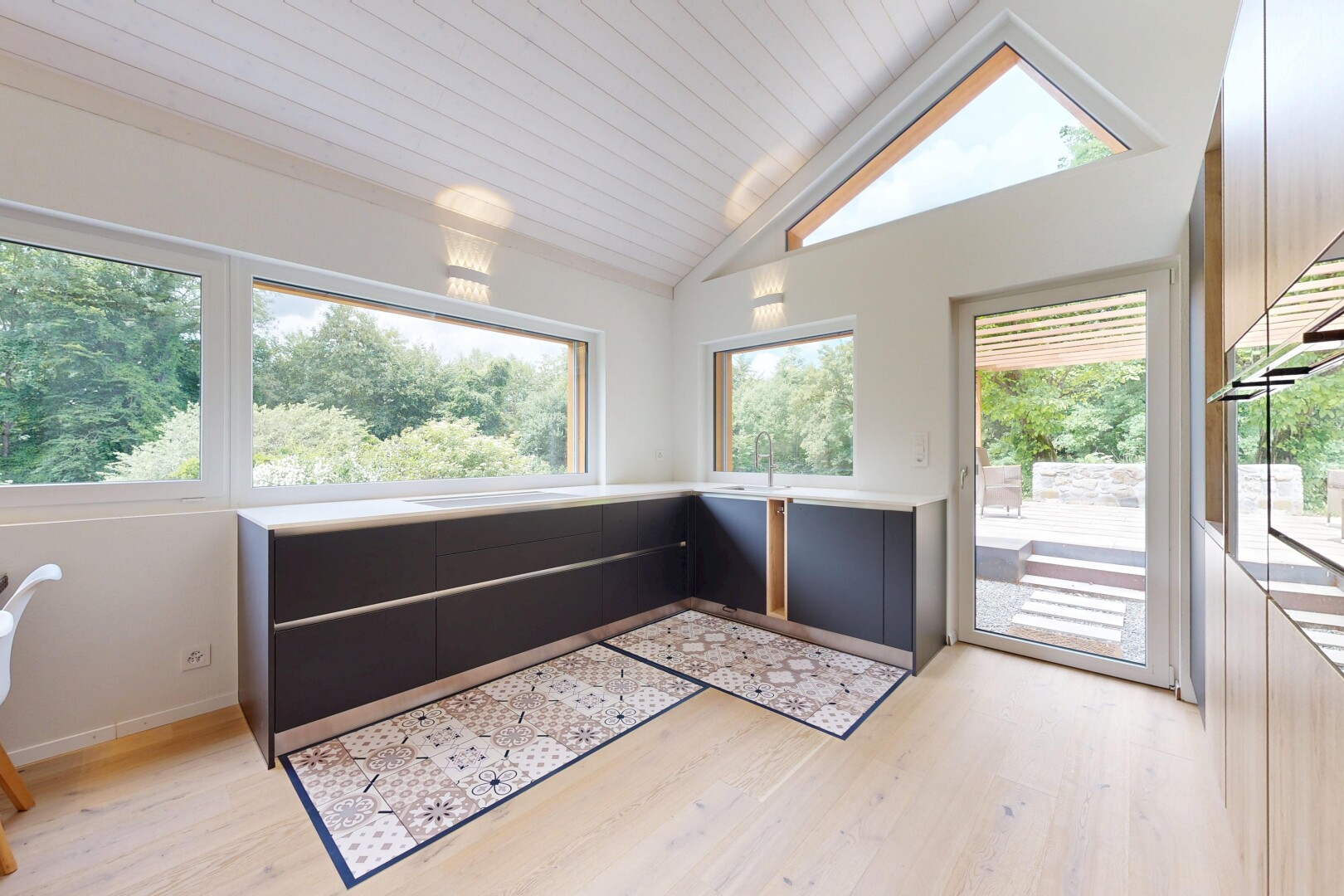 pièce vide avec light floor, inside property, plafond voûté, vaulted ceiling, et lumière naturelle