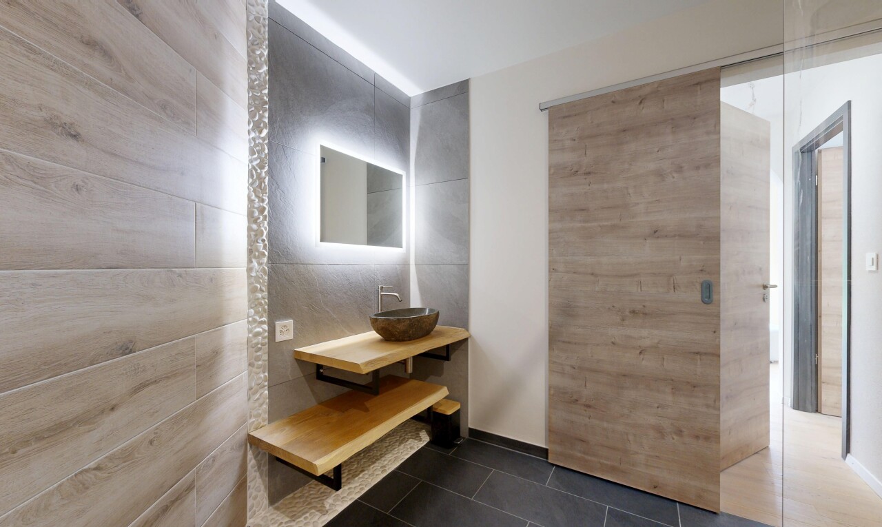 salle de bains avec miroir, tile floor, sol en carrelage, lavabo (ou coiffeuse selon le contexte), et évier