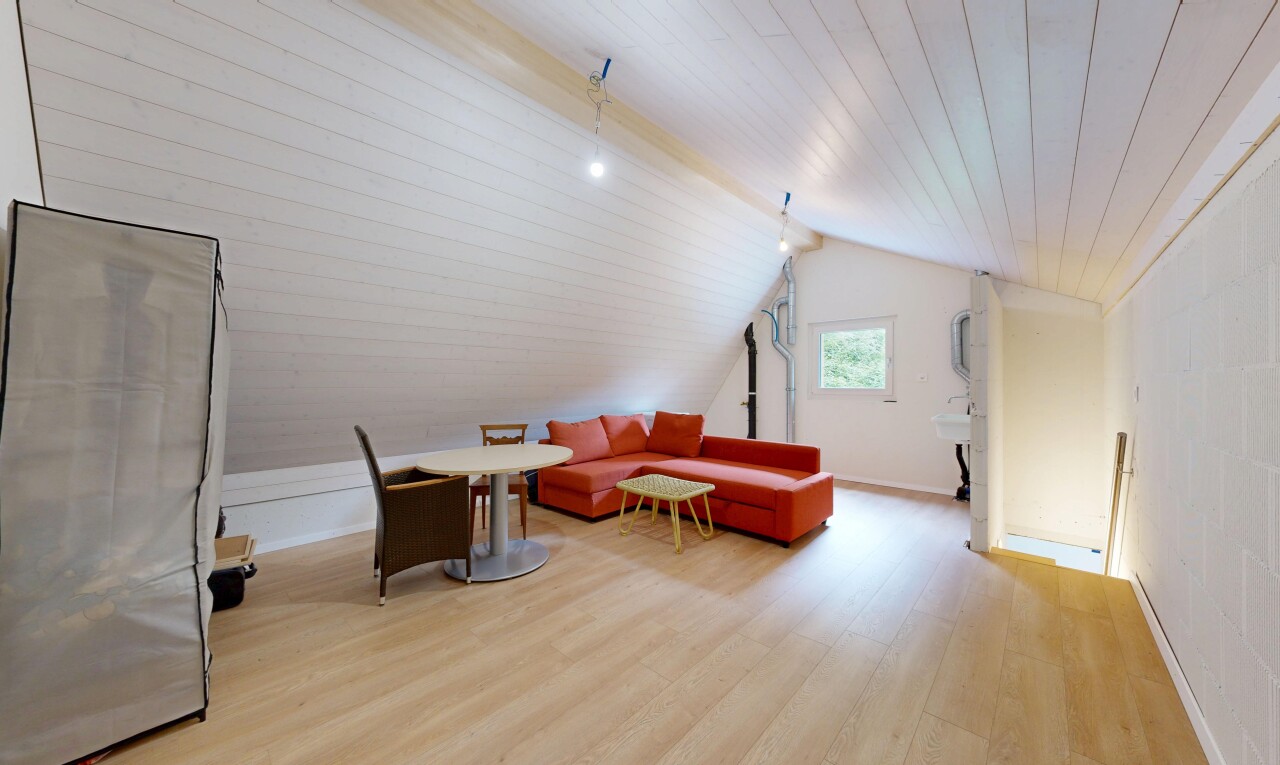 salon avec sol en finition bois, wood finish floor, pièce supplémentaire, lumière naturelle, et natural light