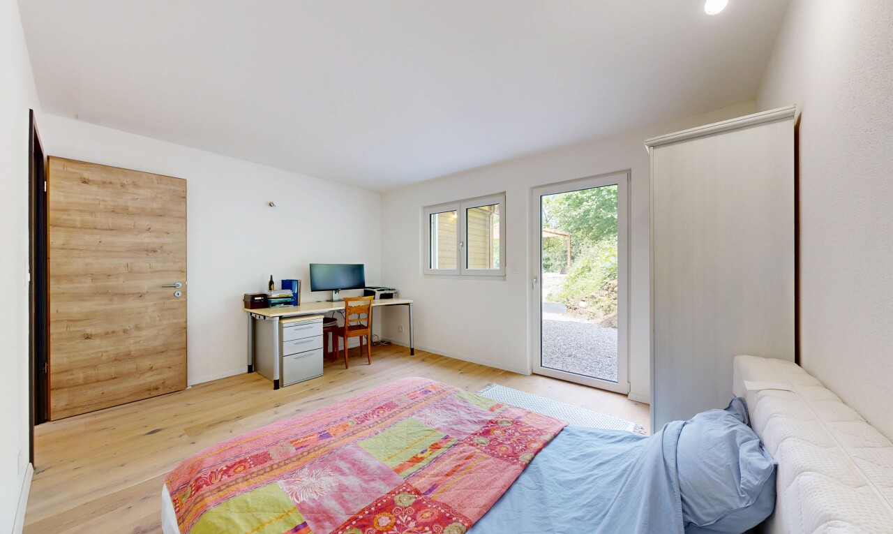 chambre avec sol en finition bois, wood finish floor, inside property, lumière naturelle, et natural light