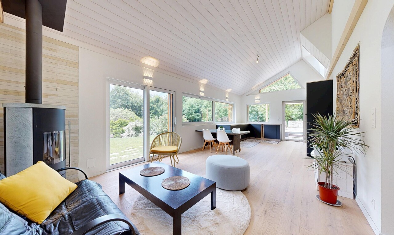 salon / salle à manger avec poêle à bois, inside property, plafond en bois, wood ceiling, et sol en finition bois