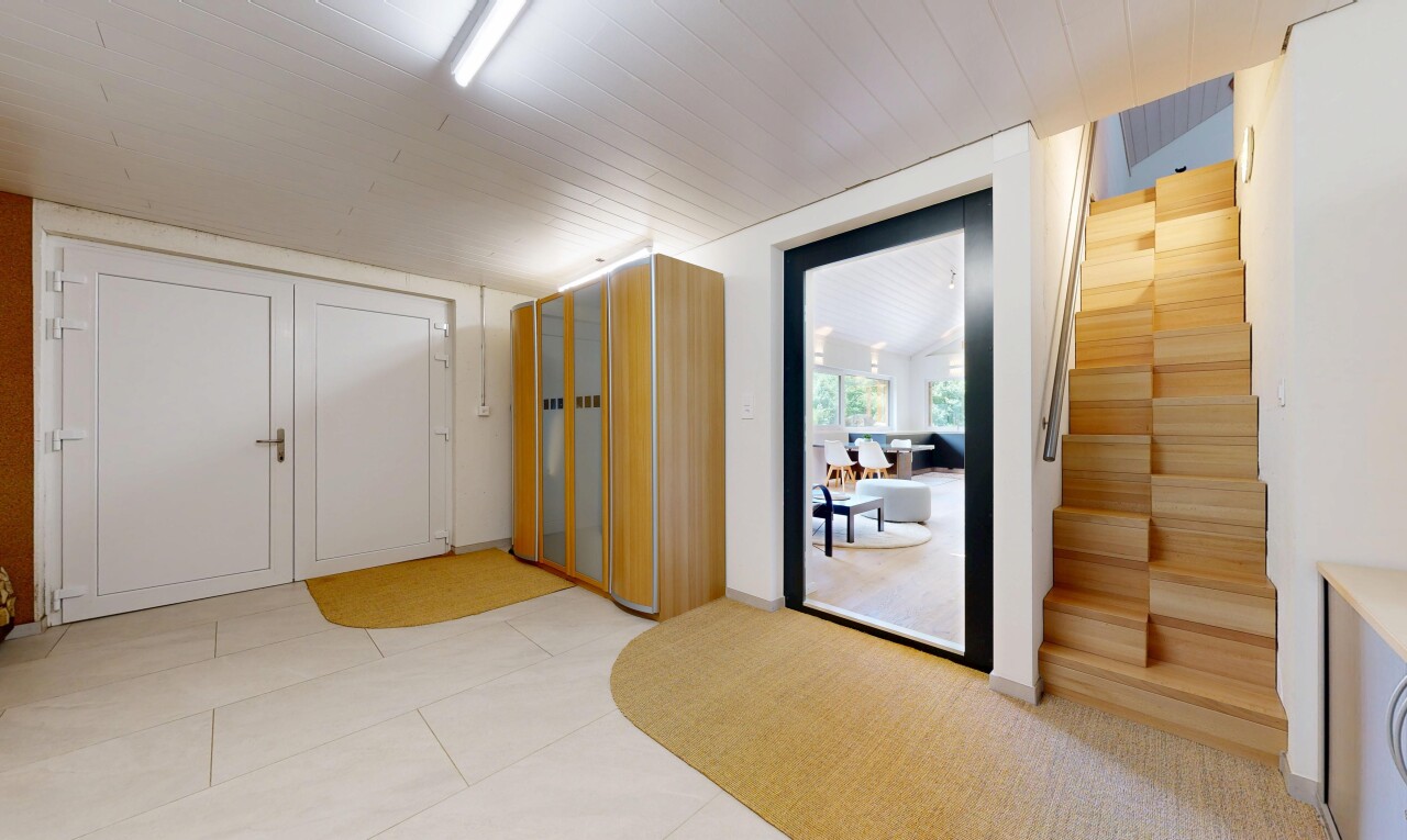 couloir avec natural light, lumière naturelle, inside property, light floor, et drywall