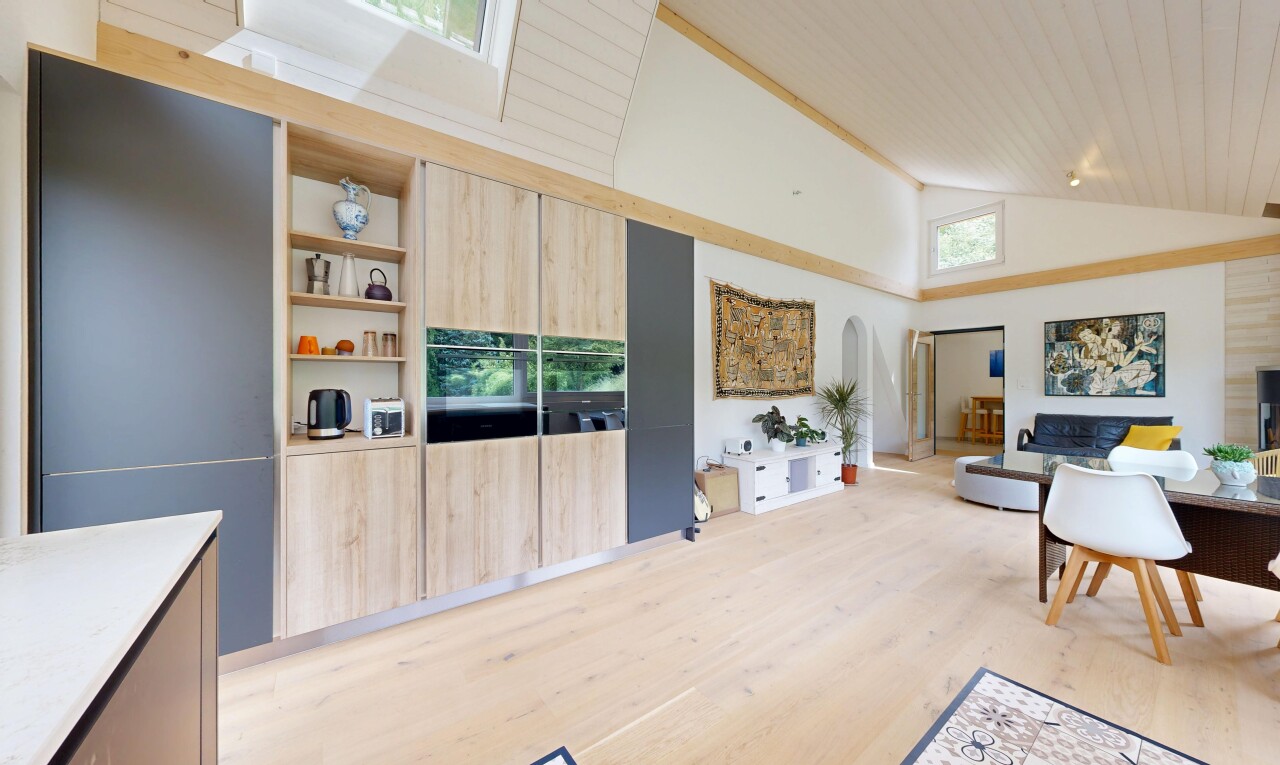 salon / salle à manger avec inside property, light floor, passages en arc, high ceiling, et plafond haut