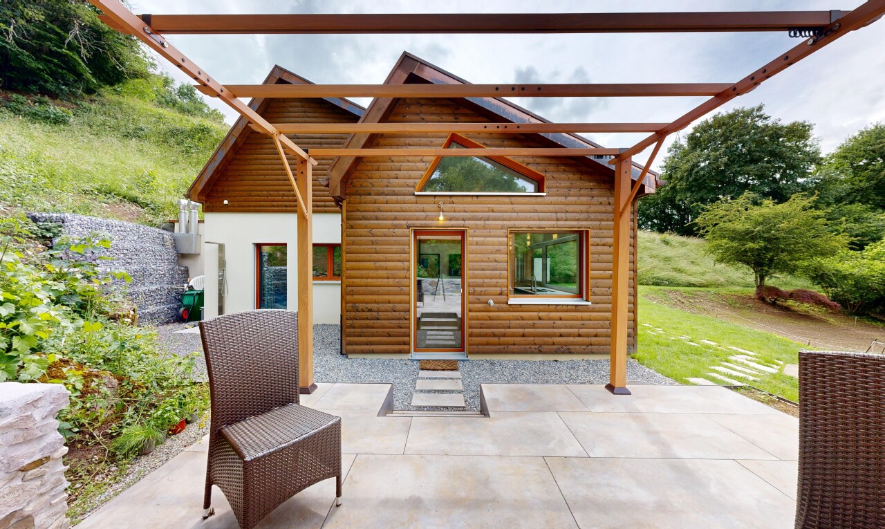façade avec from property, terrasse, bardage en placage de rondins, bardage horizontal, et pergola