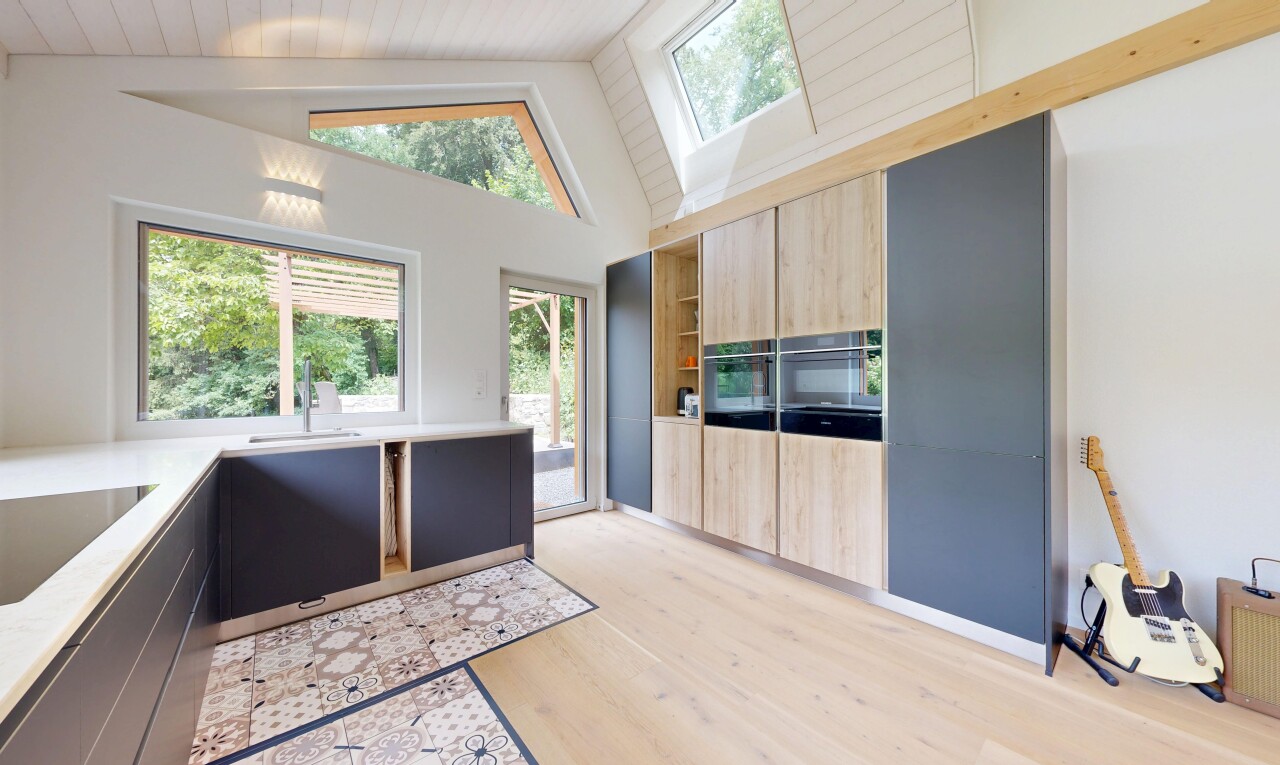 cuisine avec armoires marron clair, light brown cabinets, inside property, armoires à panneau plat, et flat panel cabinets