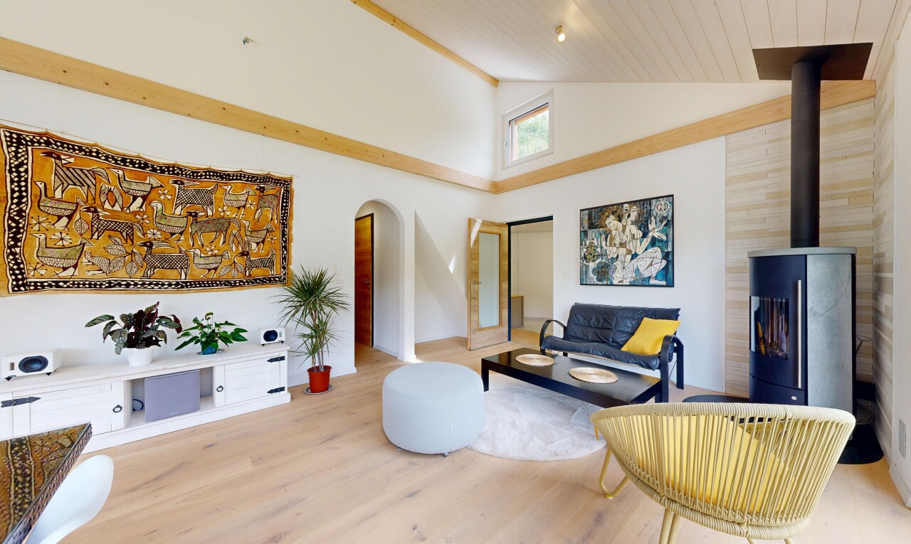 salon avec sol en finition bois, wood finish floor, passages en arc, inside property, et cloison sèche