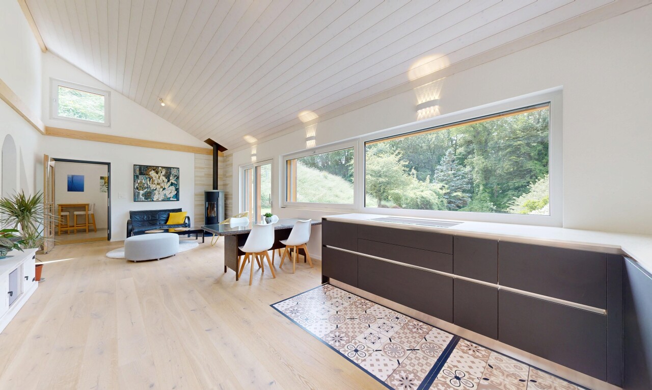 salon / salle à manger avec inside property, wood finish floor, sol en finition bois, light floor, et vaulted ceiling