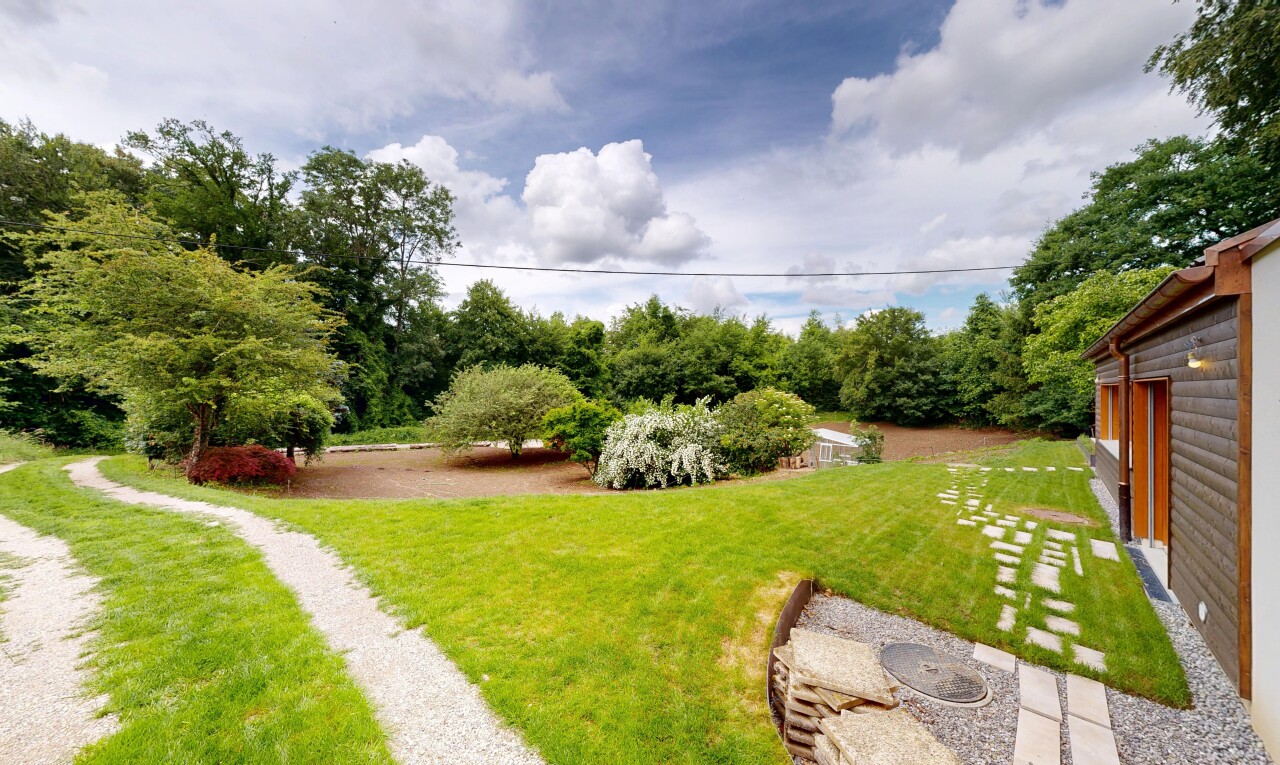 jardin avec pelouse, day time, from property, vue sur les bois, et woods view