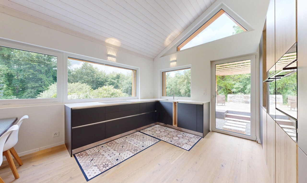 pièce vide avec light floor, inside property, plafond voûté, vaulted ceiling, et lumière naturelle