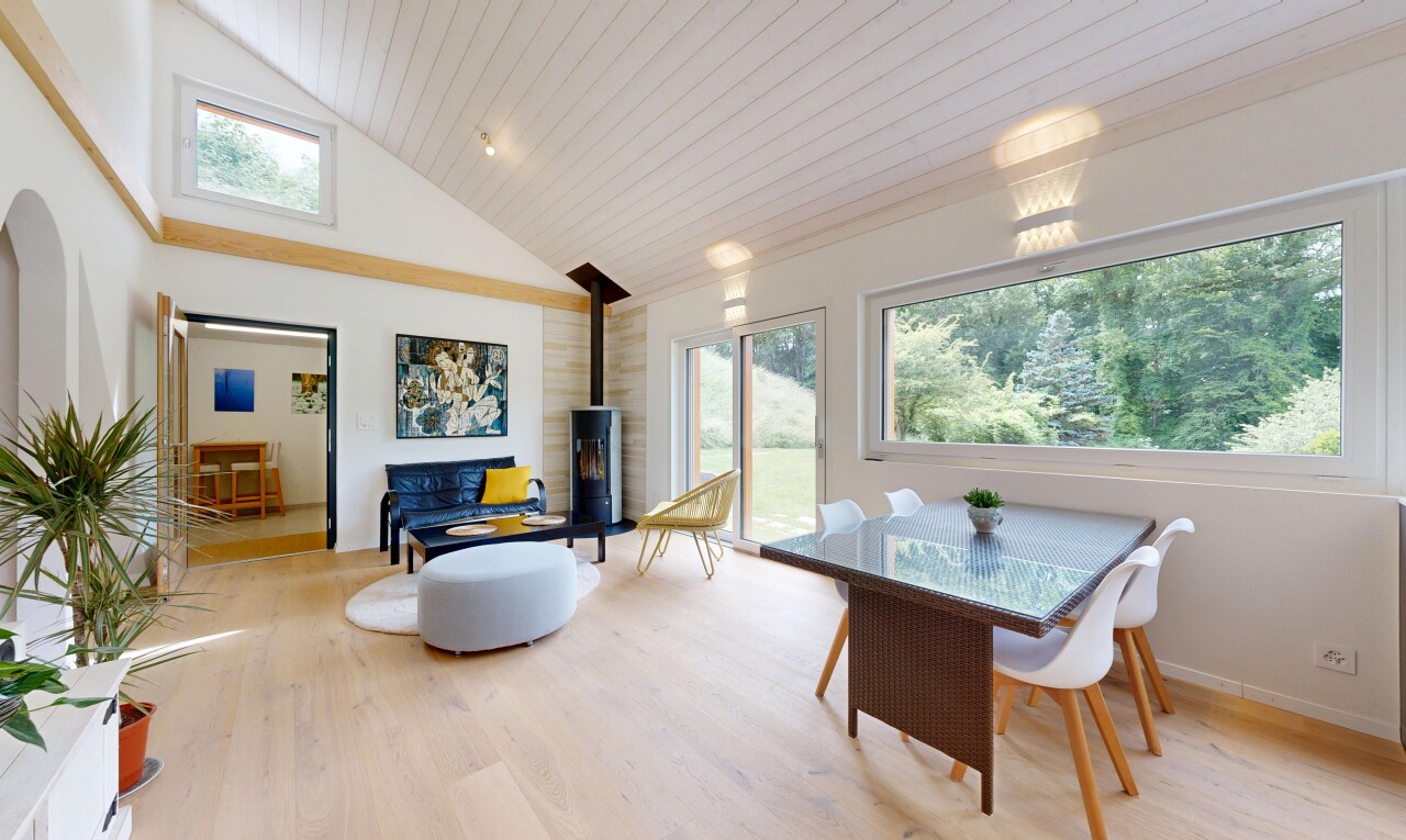 salon / salle à manger avec inside property, natural light, lumière naturelle, wood finish floor, et sol en finition bois