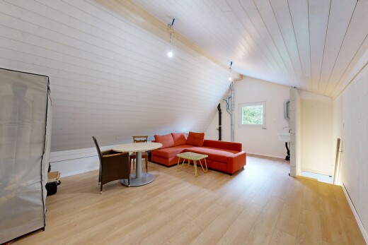 salon avec sol en finition bois, wood finish floor, pièce supplémentaire, lumière naturelle, et natural light