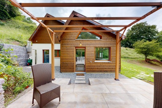 façade avec from property, terrasse, bardage en placage de rondins, bardage horizontal, et pergola