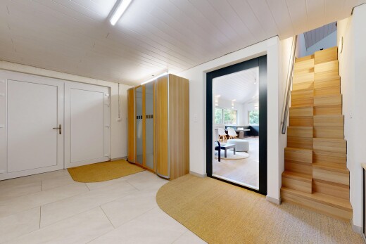 couloir avec natural light, lumière naturelle, inside property, light floor, et drywall