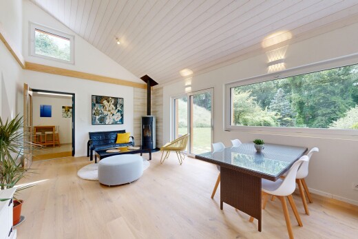 salon / salle à manger avec inside property, natural light, lumière naturelle, wood finish floor, et sol en finition bois