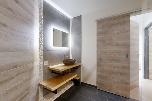 salle de bains avec miroir, tile floor, sol en carrelage, lavabo (ou coiffeuse selon le contexte), et évier