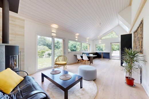 salon / salle à manger avec poêle à bois, inside property, plafond en bois, wood ceiling, et sol en finition bois