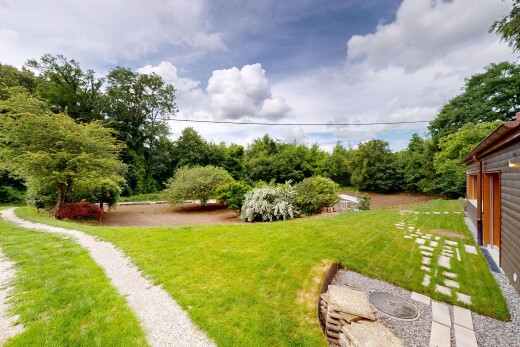 jardin avec pelouse, day time, from property, vue sur les bois, et woods view