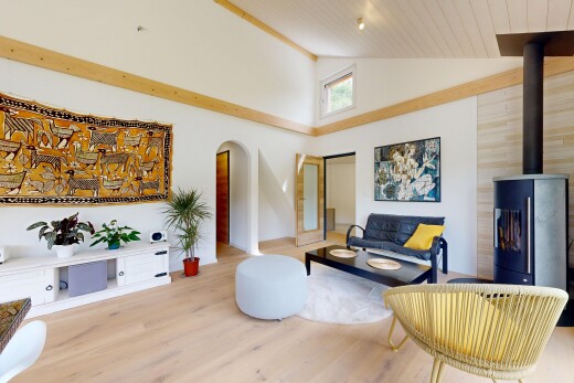 salon avec sol en finition bois, wood finish floor, passages en arc, inside property, et cloison sèche
