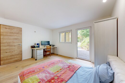 chambre avec sol en finition bois, wood finish floor, inside property, lumière naturelle, et natural light