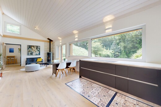 salon / salle à manger avec inside property, wood finish floor, sol en finition bois, light floor, et vaulted ceiling