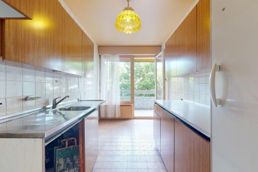 cuisine avec réfrigérateur, natural light, lumière naturelle, inside property, et évier