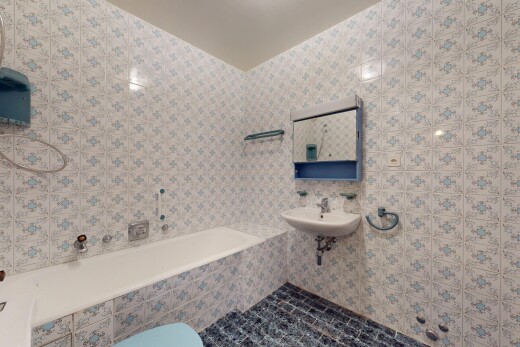 salle de bains avec bain, salle de bain complète, miroir, mur en carrelage, et tile wall