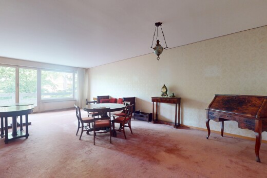 salle à manger avec natural light, lumière naturelle, carpet, moquette, et inside property