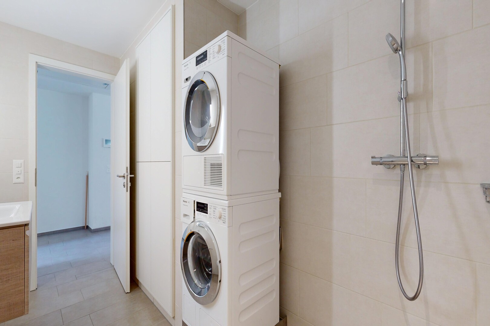 wäschekammer mit wäscherei, waschturm, light floor, und inside property