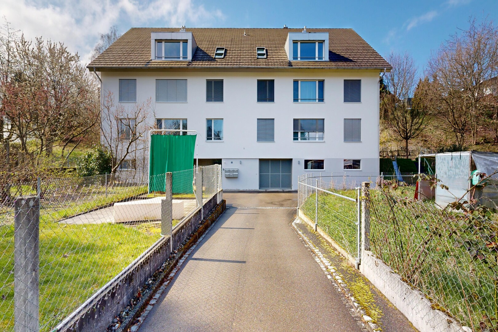 außenansicht mit day time, stuckverkleidung, dachgaube, zaun, und glasverkleidung