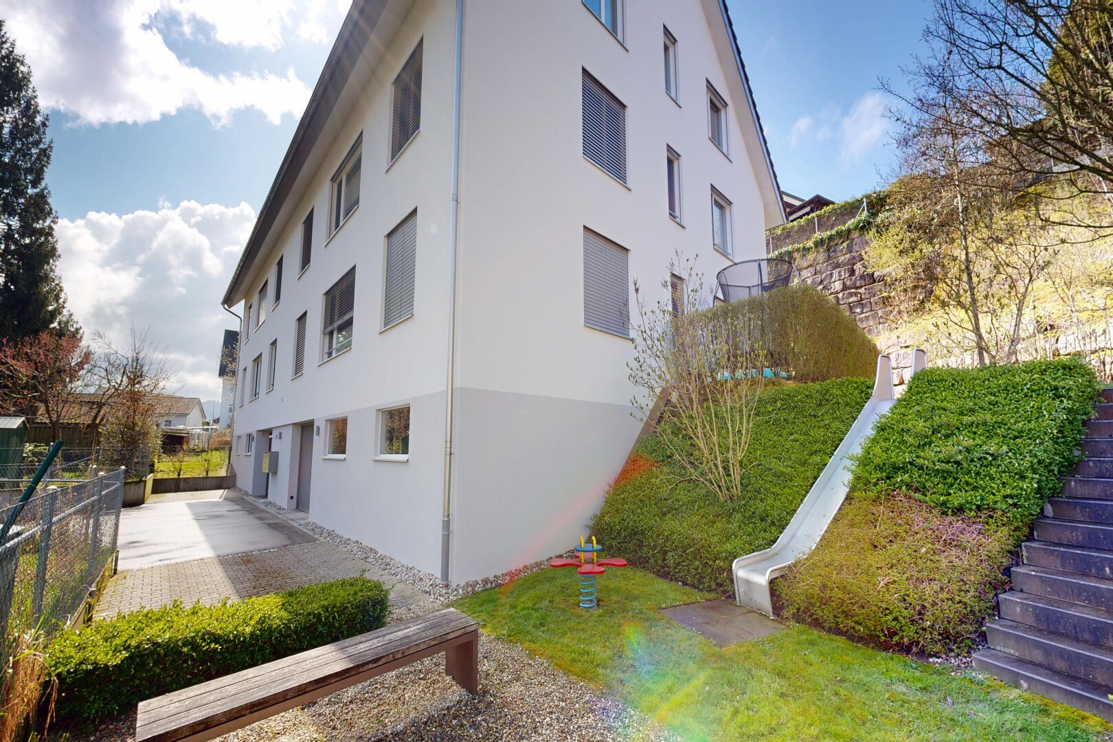 außenansicht mit zaun, apartment complex view, blick auf wohnanlage, from community, und day time
