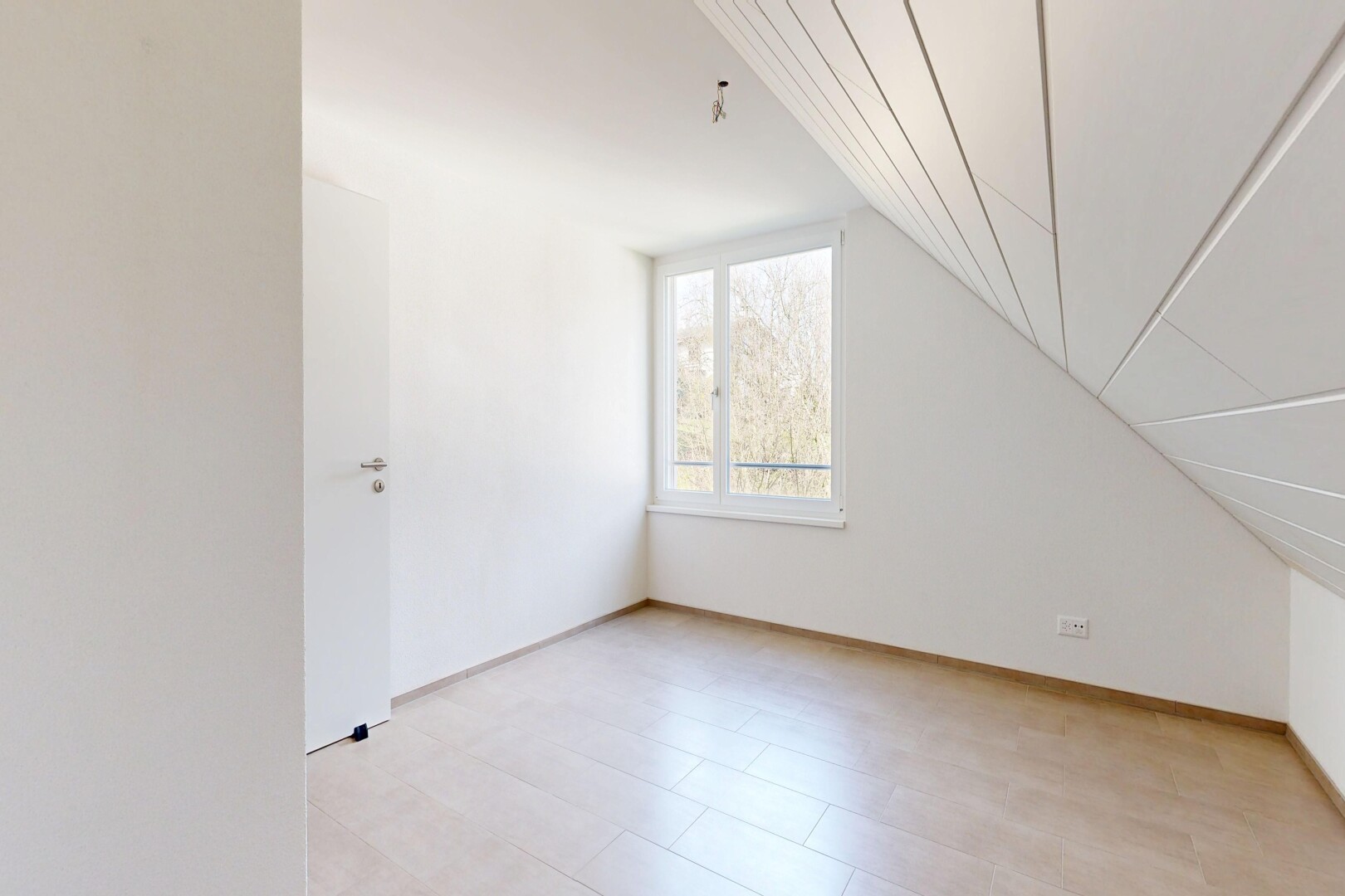 leerer raum mit dachschräge, vaulted ceiling, niedrige decke, low ceiling, und inside property