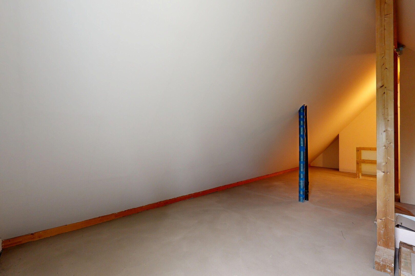 leerer raum mit gipskartonwand, drywall, niedrige decke, low ceiling, und light floor