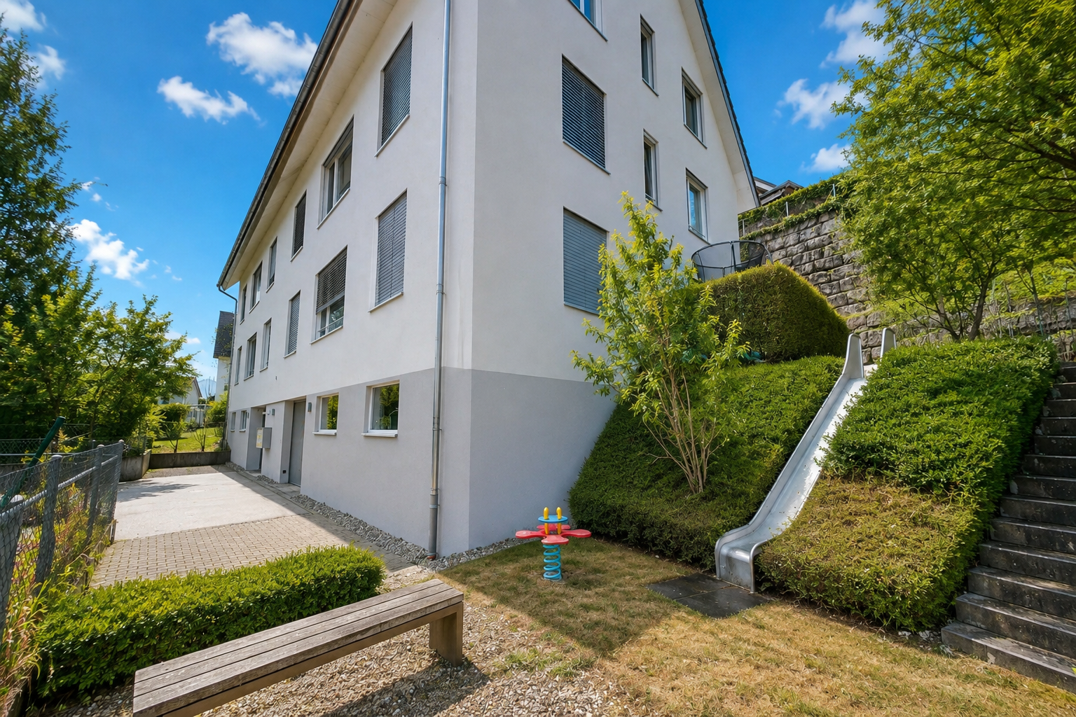 außenansicht mit zaun, day time, und treppen