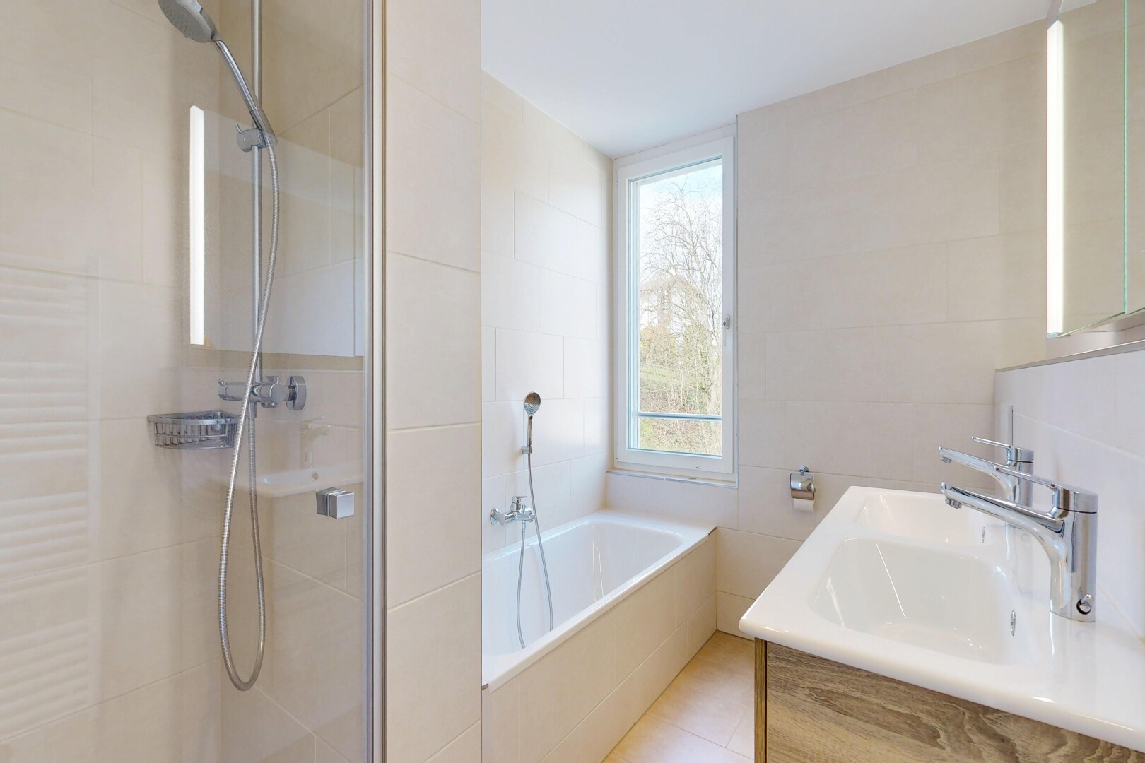bad mit fliesenwand, tile wall, spiegel, schminktisch, und kühler