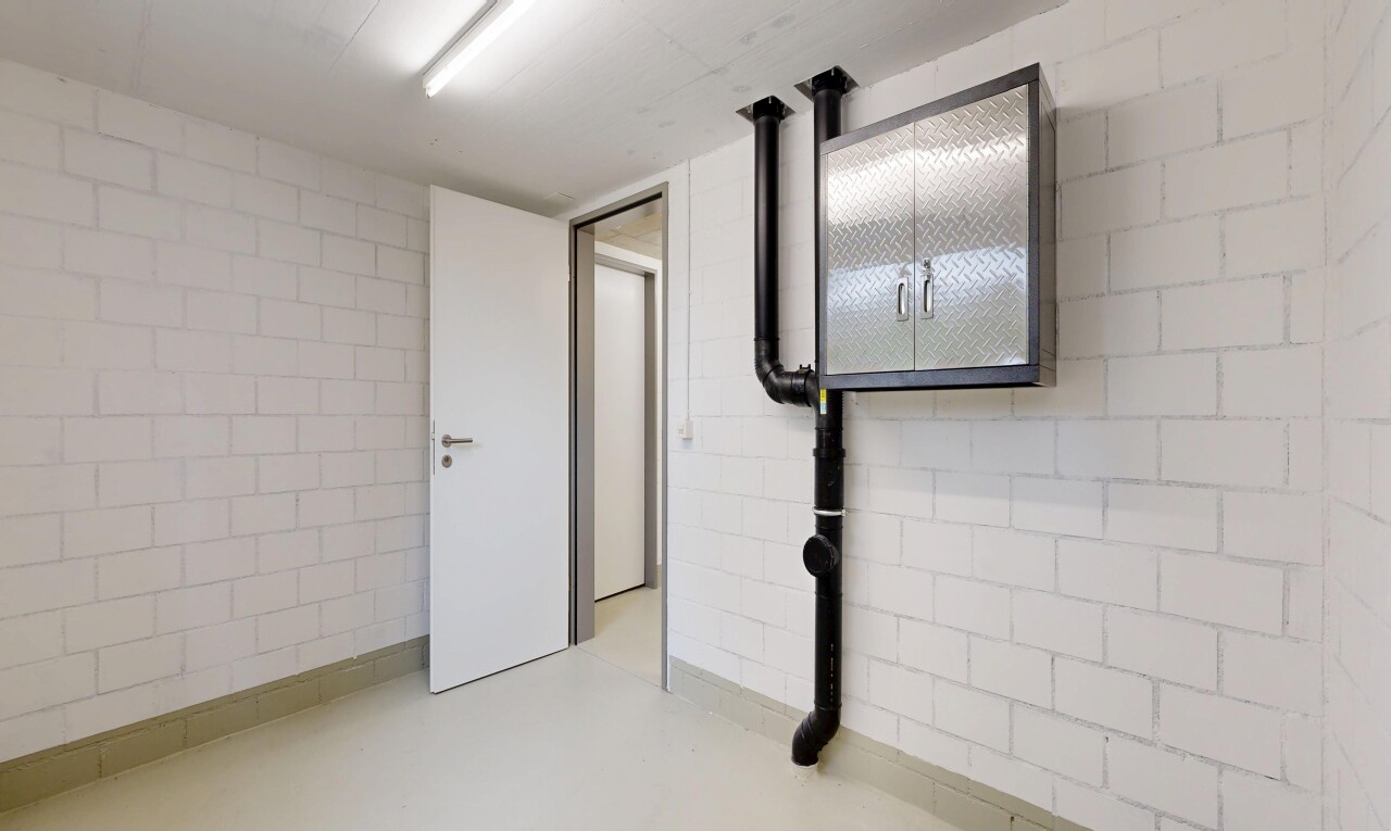 leerer raum mit finished concrete floor, betonblockwand, concrete block wall, betonboden, und concrete floor