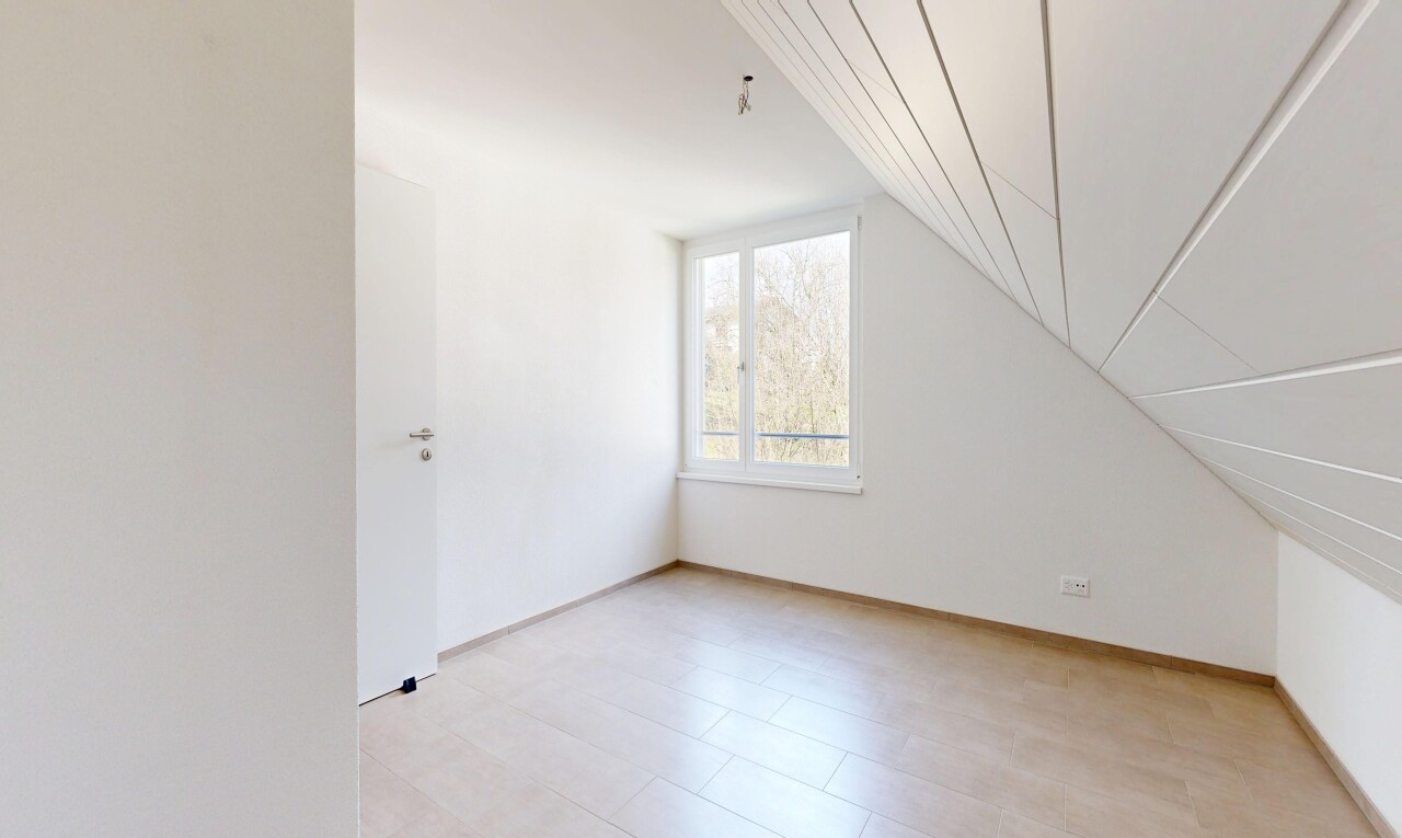 leerer raum mit dachschräge, vaulted ceiling, niedrige decke, low ceiling, und inside property