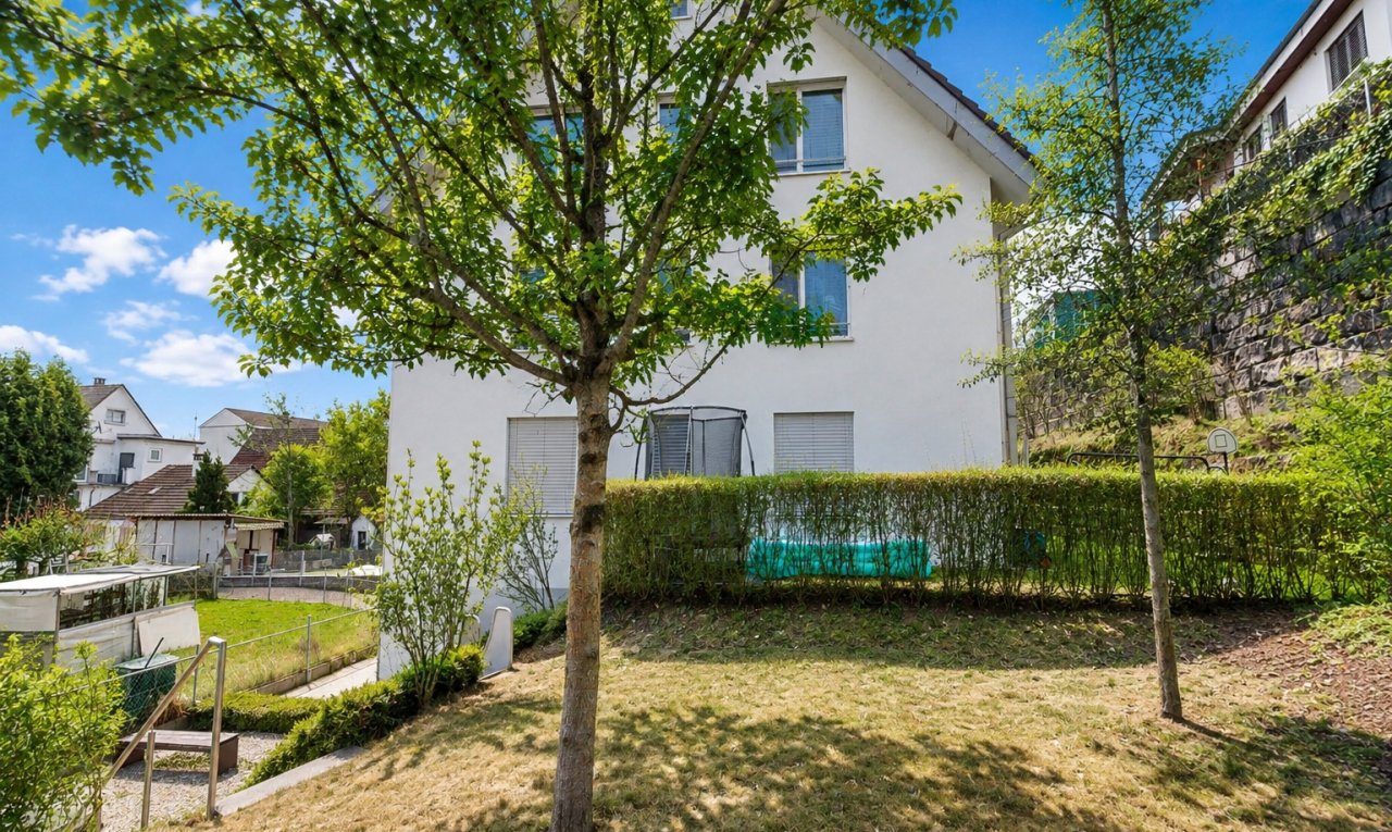 garten mit day time und zaun