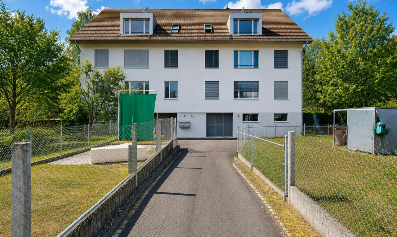 außenansicht mit zaun, dachgaube, rasen, ziegeldach, und day time