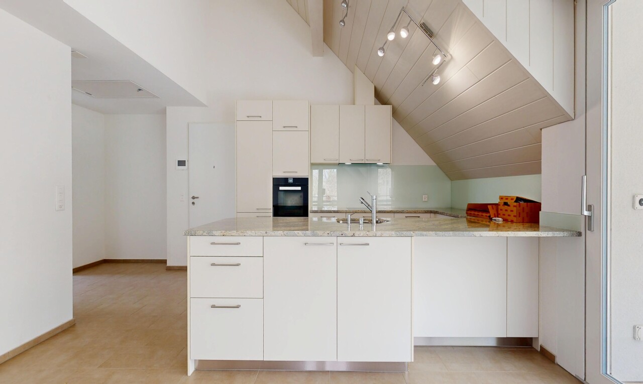 küche mit küchentheke, kitchen peninsula, dachschräge, vaulted ceiling, und light countertops