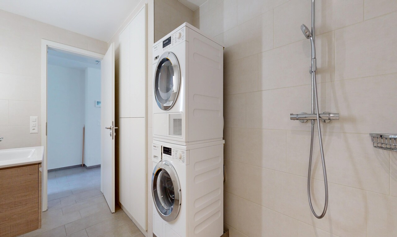 wäschekammer mit wäscherei, waschturm, light floor, und inside property