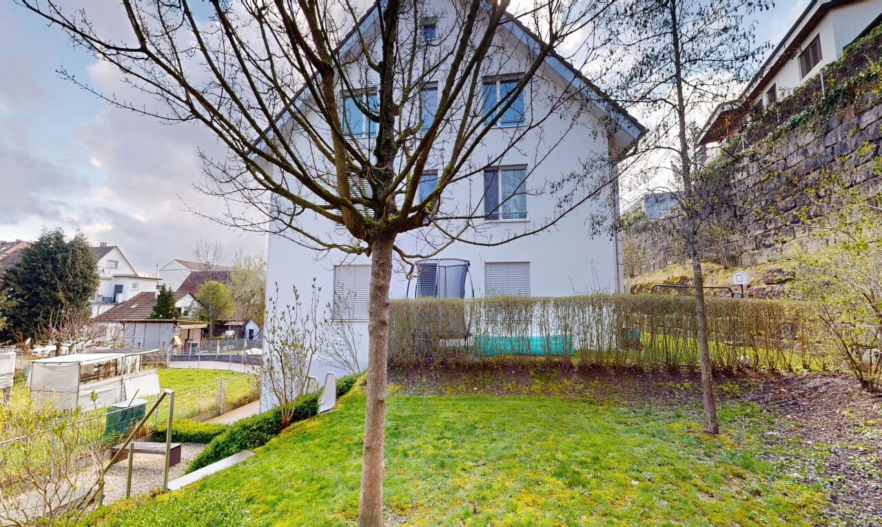 garten mit zaun, rasen, und day time