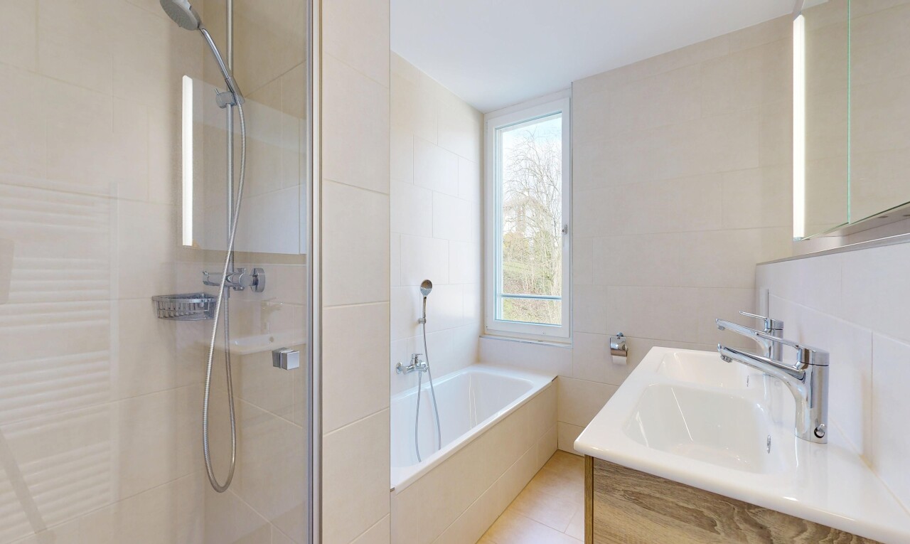 bad mit fliesenwand, tile wall, spiegel, schminktisch, und kühler