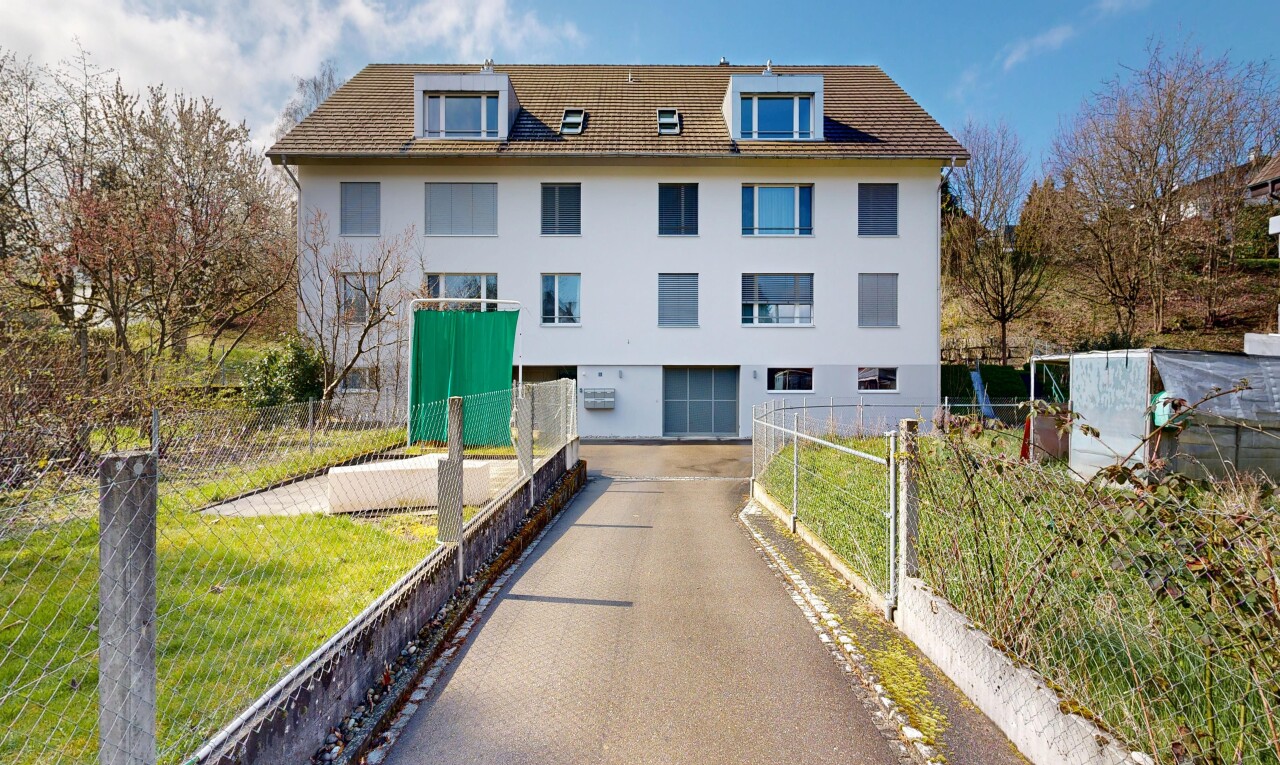 außenansicht mit day time, stuckverkleidung, dachgaube, zaun, und glasverkleidung