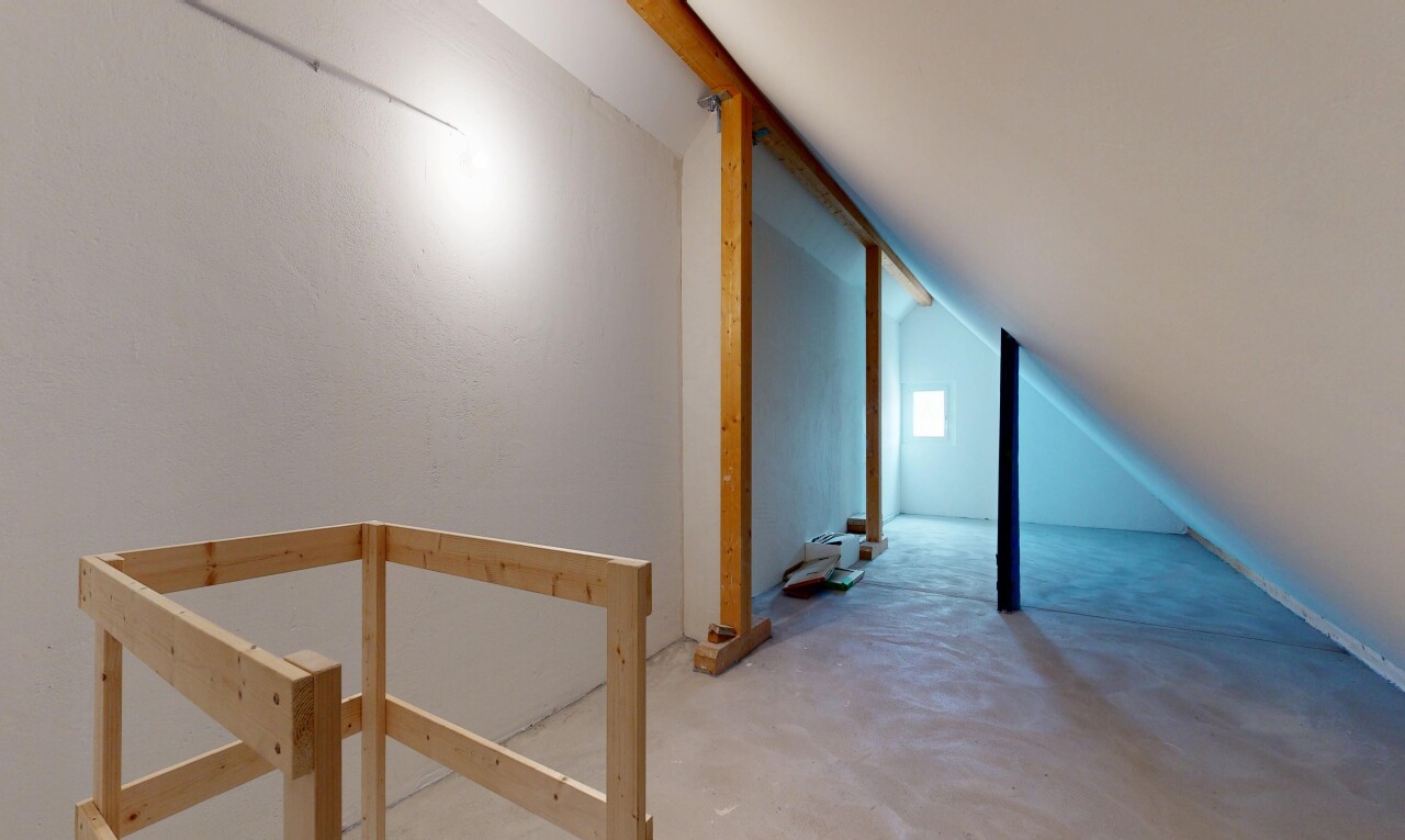 halle / korridor mit dachschräge, vaulted ceiling, niedrige decke, low ceiling, und inside property