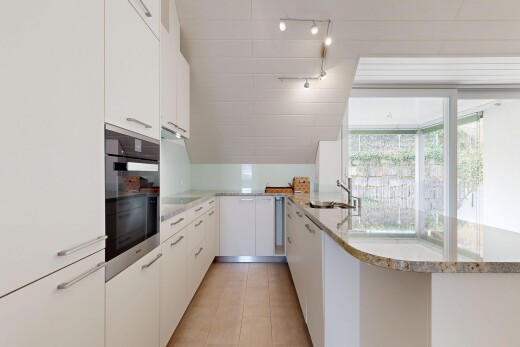 cuisine avec four, kitchen peninsula, péninsule de cuisine, white cabinets, et armoires blanches