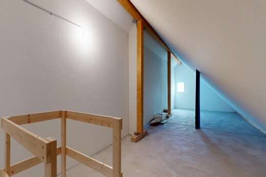 couloir avec plafond voûté, vaulted ceiling, plafond bas, low ceiling, et inside property