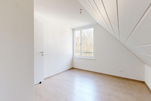 pièce vide avec plafond voûté, vaulted ceiling, plafond bas, low ceiling, et inside property